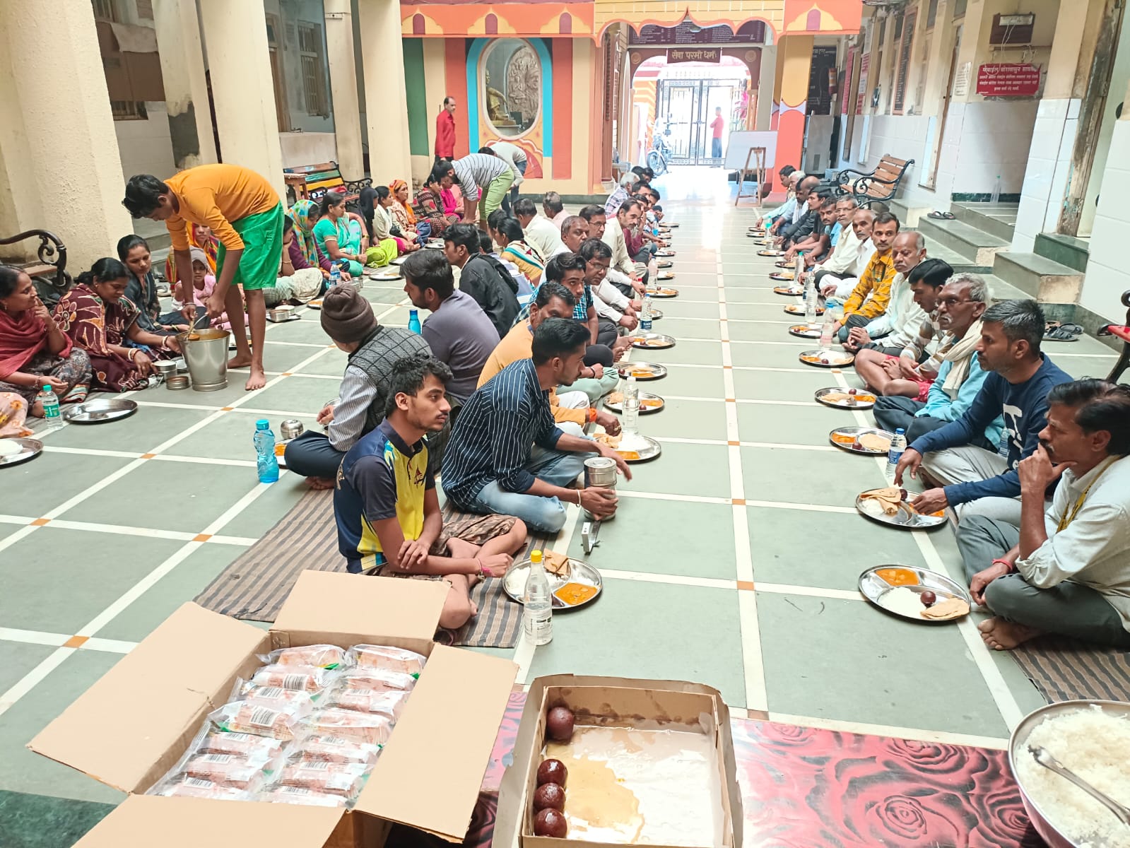 Distributed Bedsheets,  Chadar, Khichdi, Daal,  Chawal, Revadi, Gachak etc at various places including Sant Gadge Maharaj Dharmshala – JJ Hospital, Mumbai(15.01.2023)